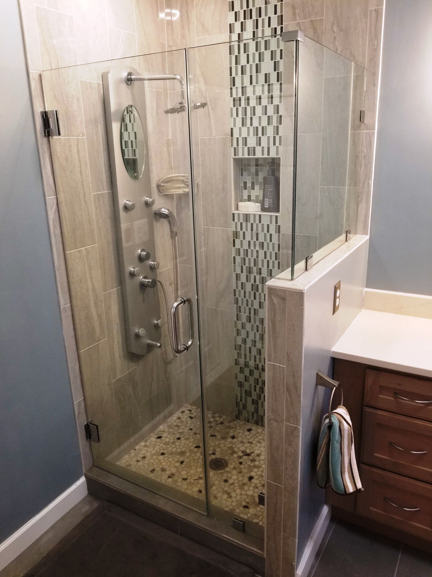 Frameless shower swing door with knee return panel